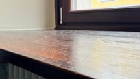Staub auf der Fensterbank