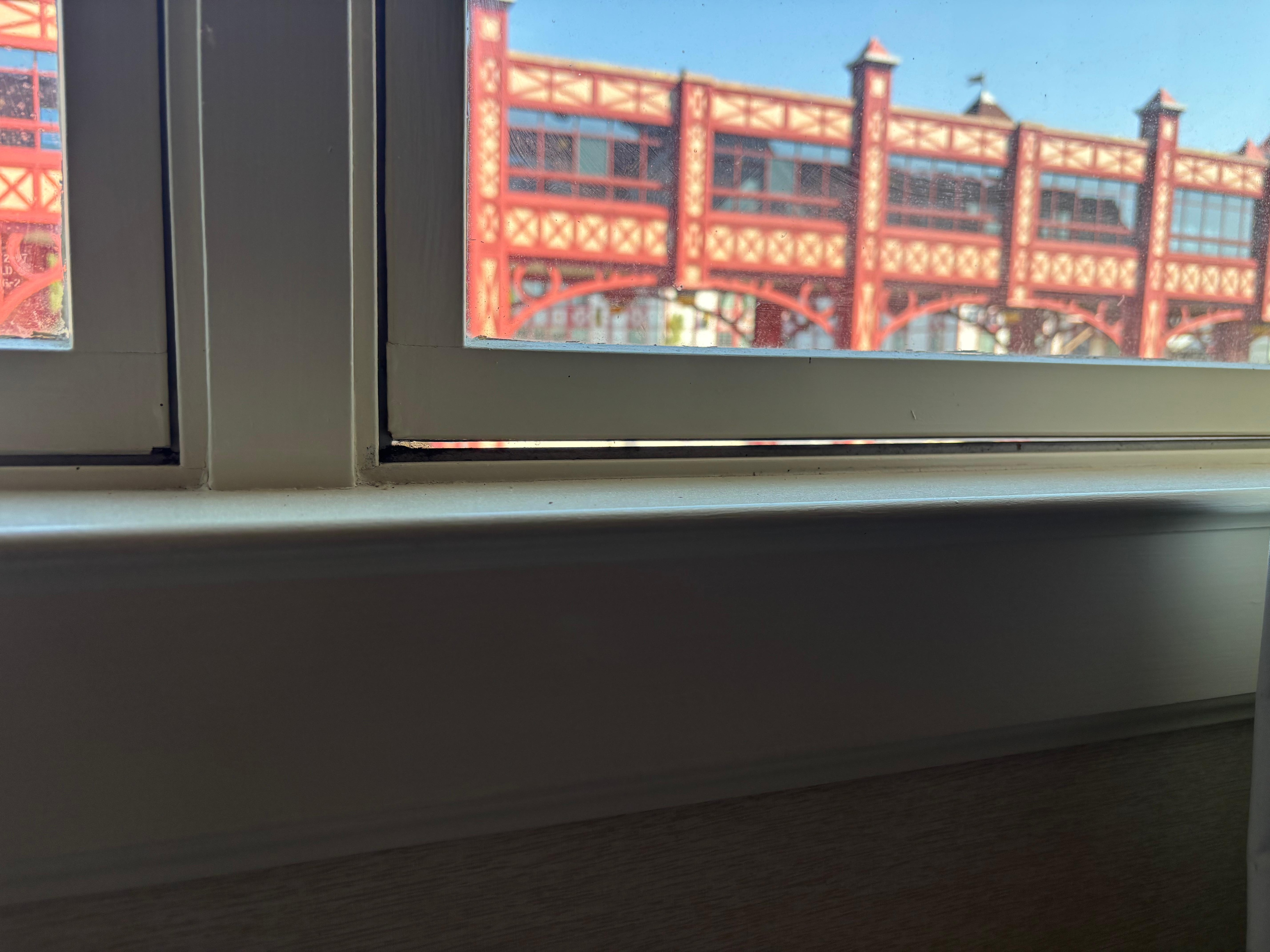 Windows didn’t close. Very noisy