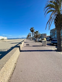 Strandpromenade, gleich hinter der nächsten Häuserzeile