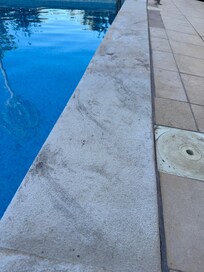 Bordure de piscine sale