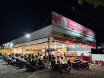 隣の食堂
深夜1時過ぎても賑わっている。
深夜便で到着した際は便利かも。
辛いメニューには注意。