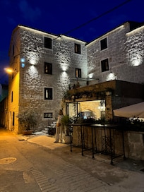Hotel Heritage Varoš at night