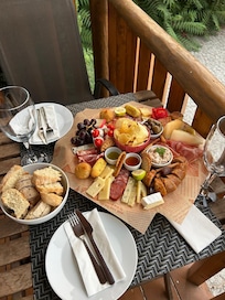Tabla mediana de embutidos, queso y petiscos