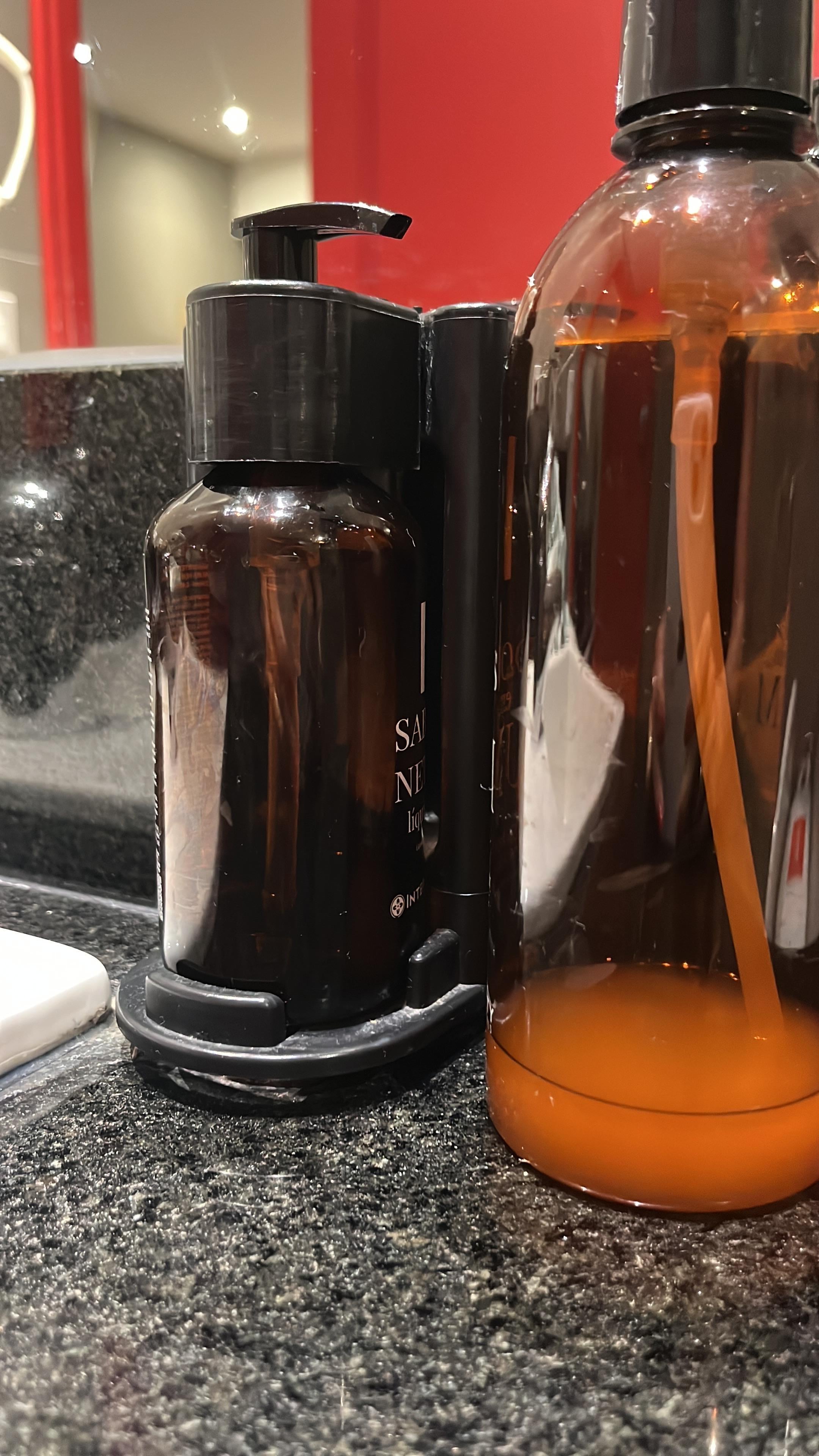 Recipientes vazios desde a chegada ao quarto e sem reposição.