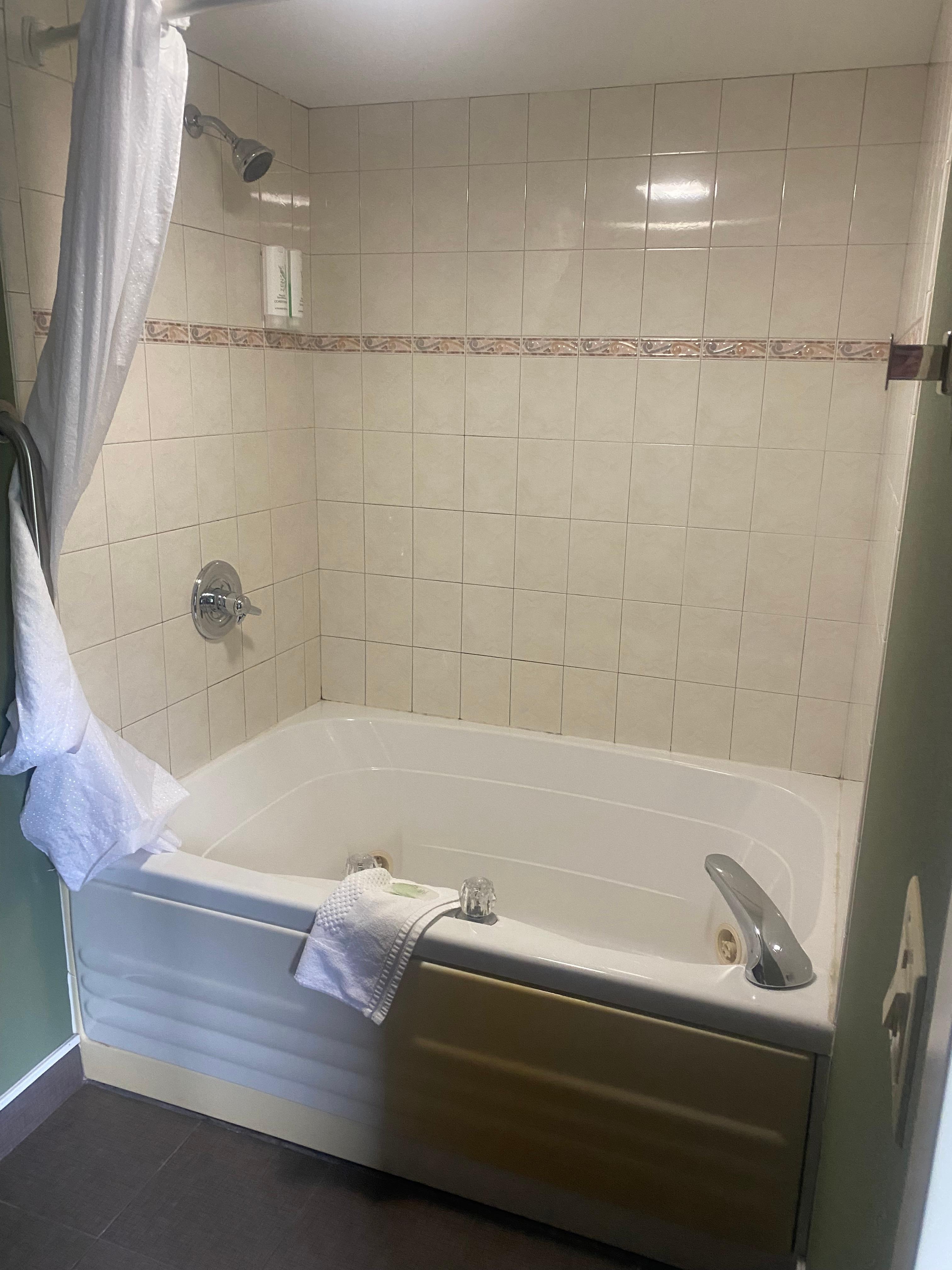 Whirlpool tub (ask at desk as they have only some rooms with these tubs