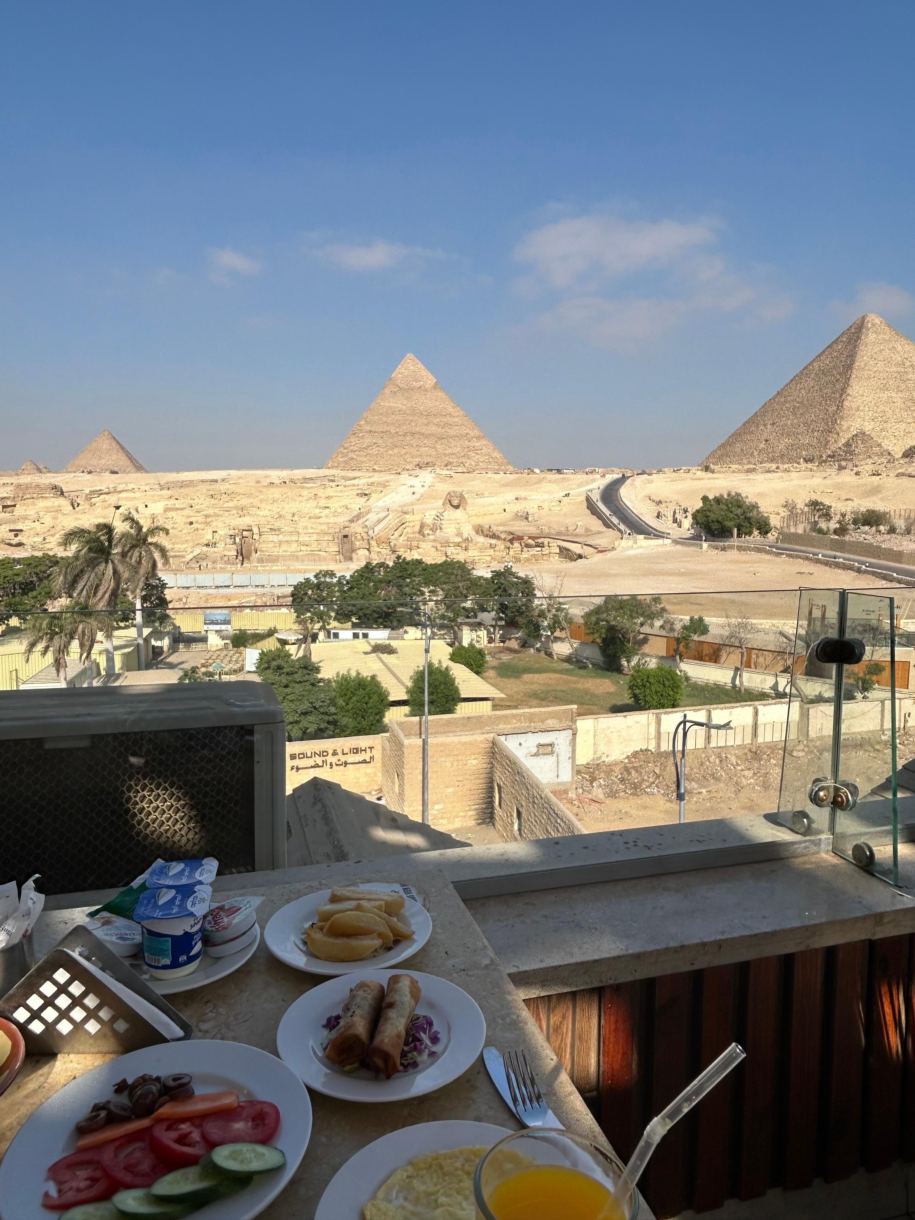 無料の朝食を屋上で食べた時 ピラミッドビューで朝食もとても豪華だった