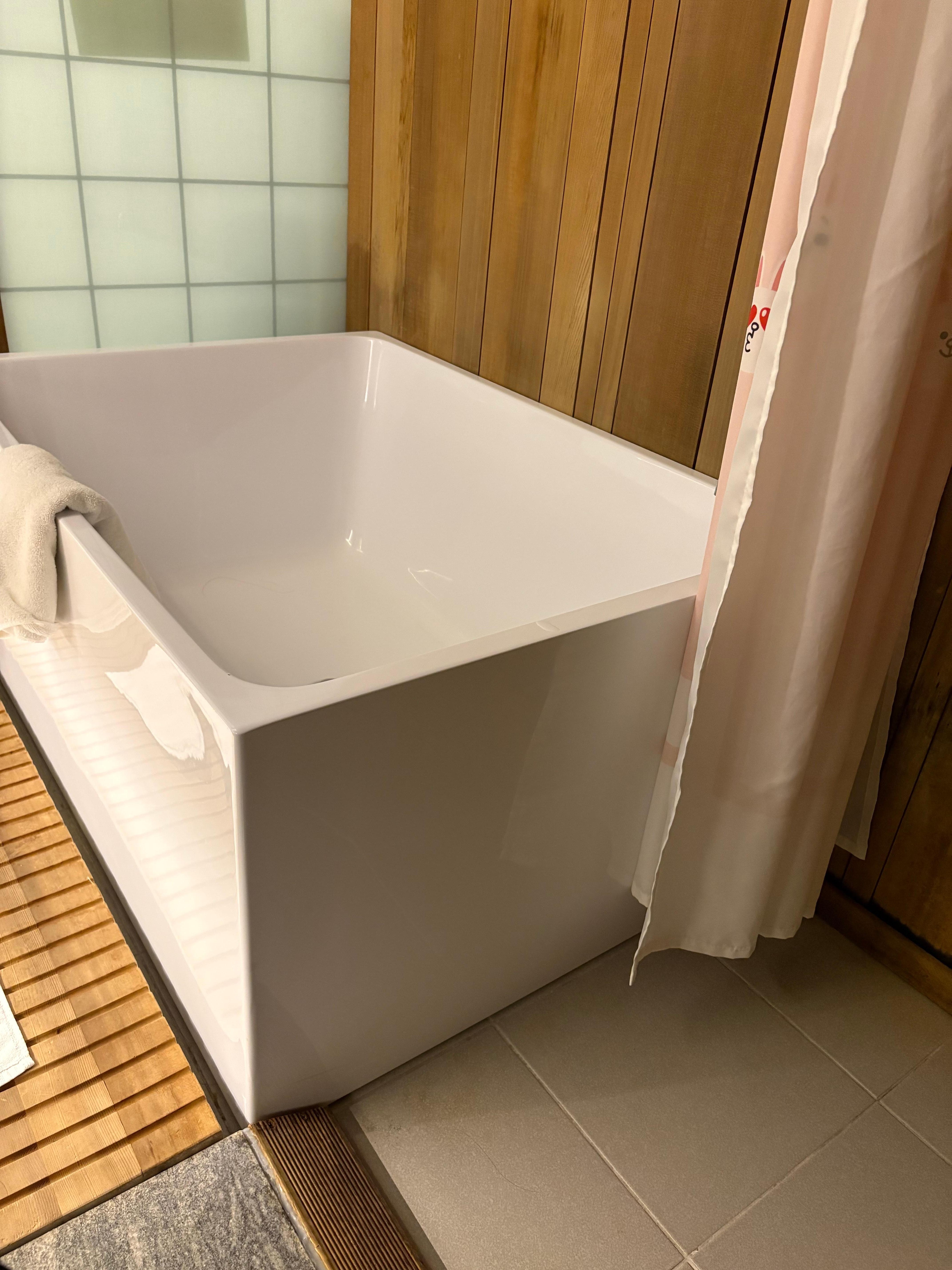 湯船の手前がシャワーブース