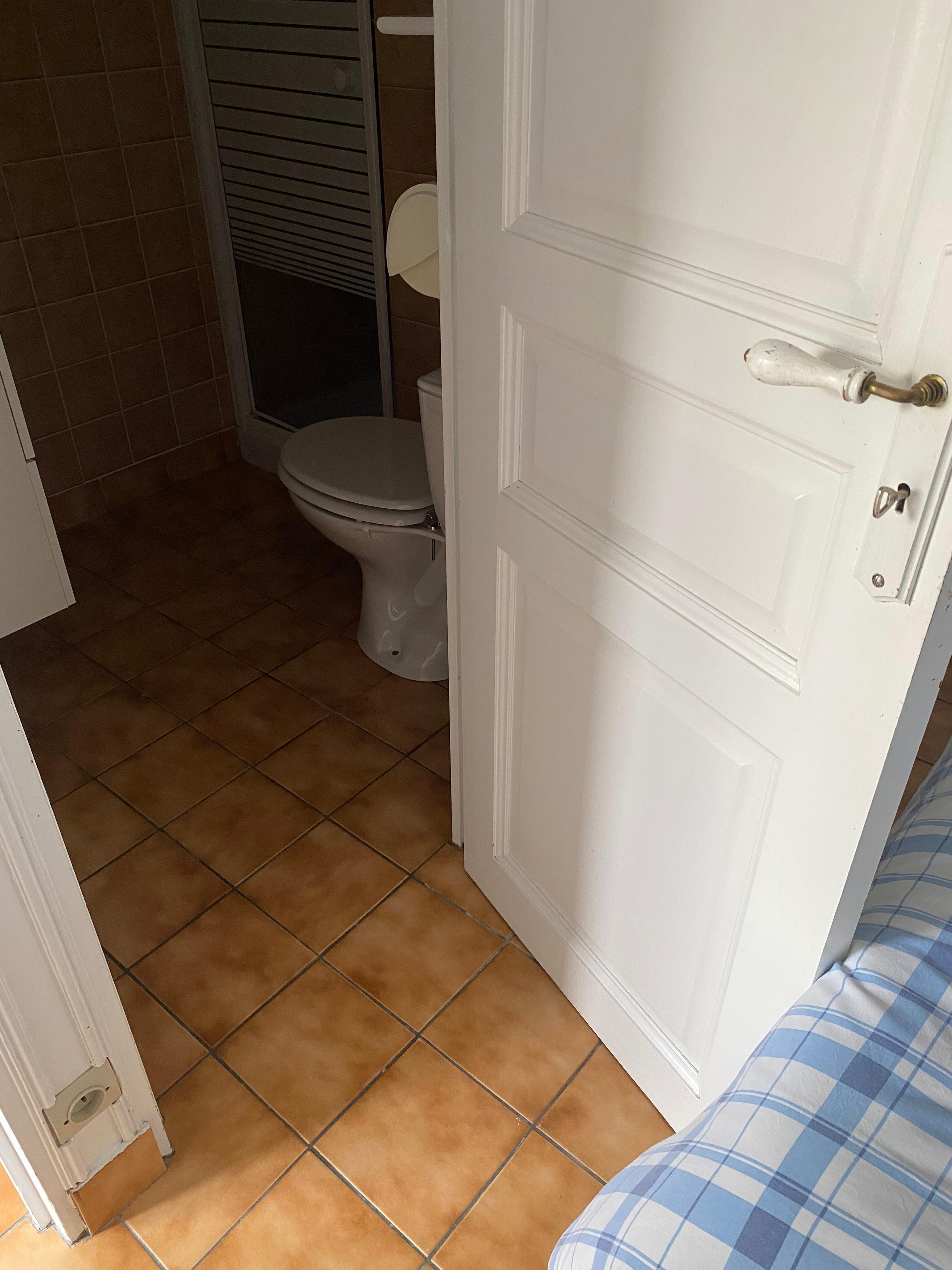Porte des wc qui cogne sur le lit, puis bruit de l’extracteur.