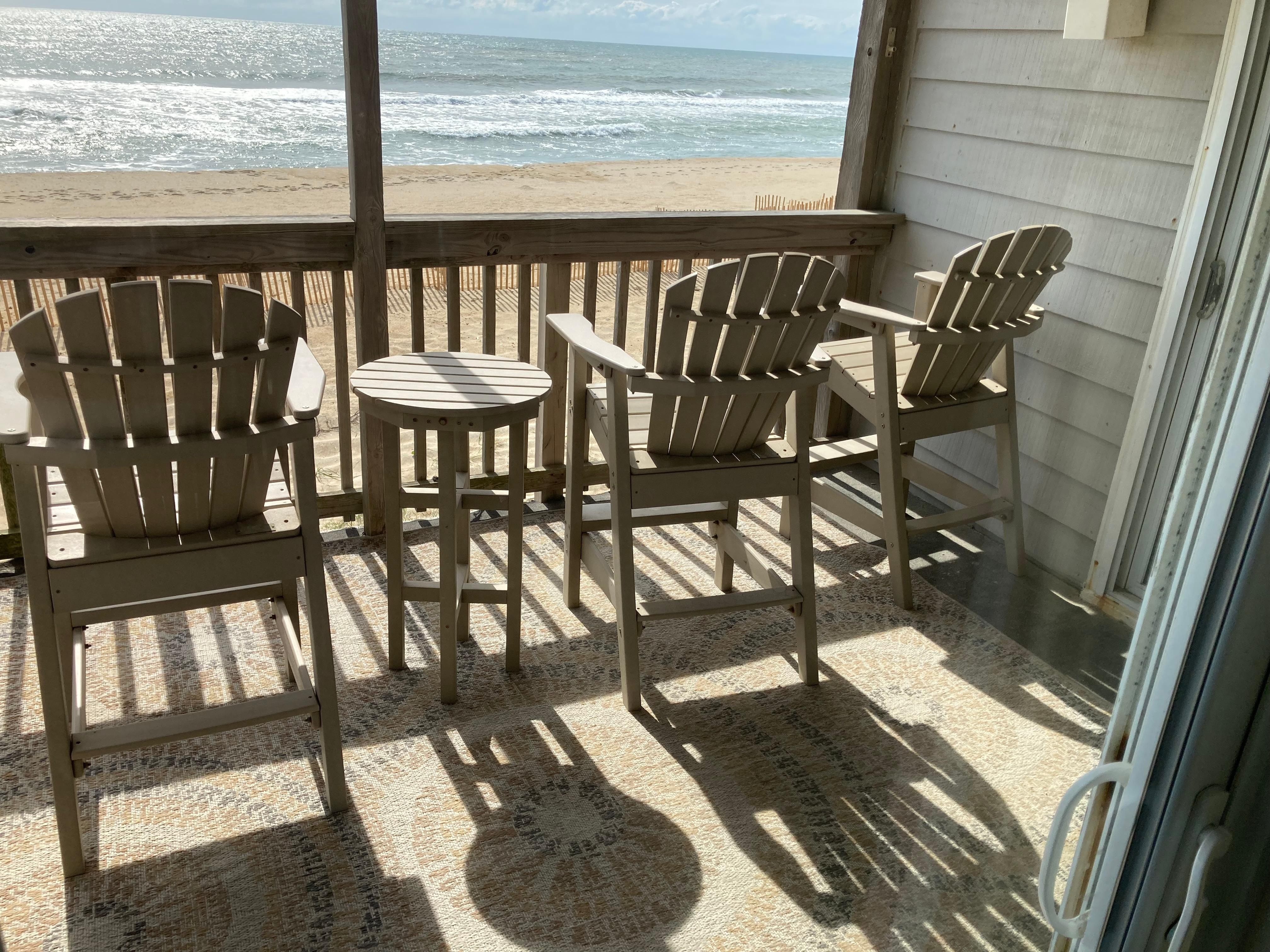 Balcony face in the ocean, excellent view.