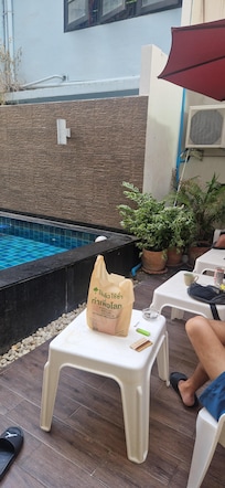 Pool wird nur als Raucherecke benützt