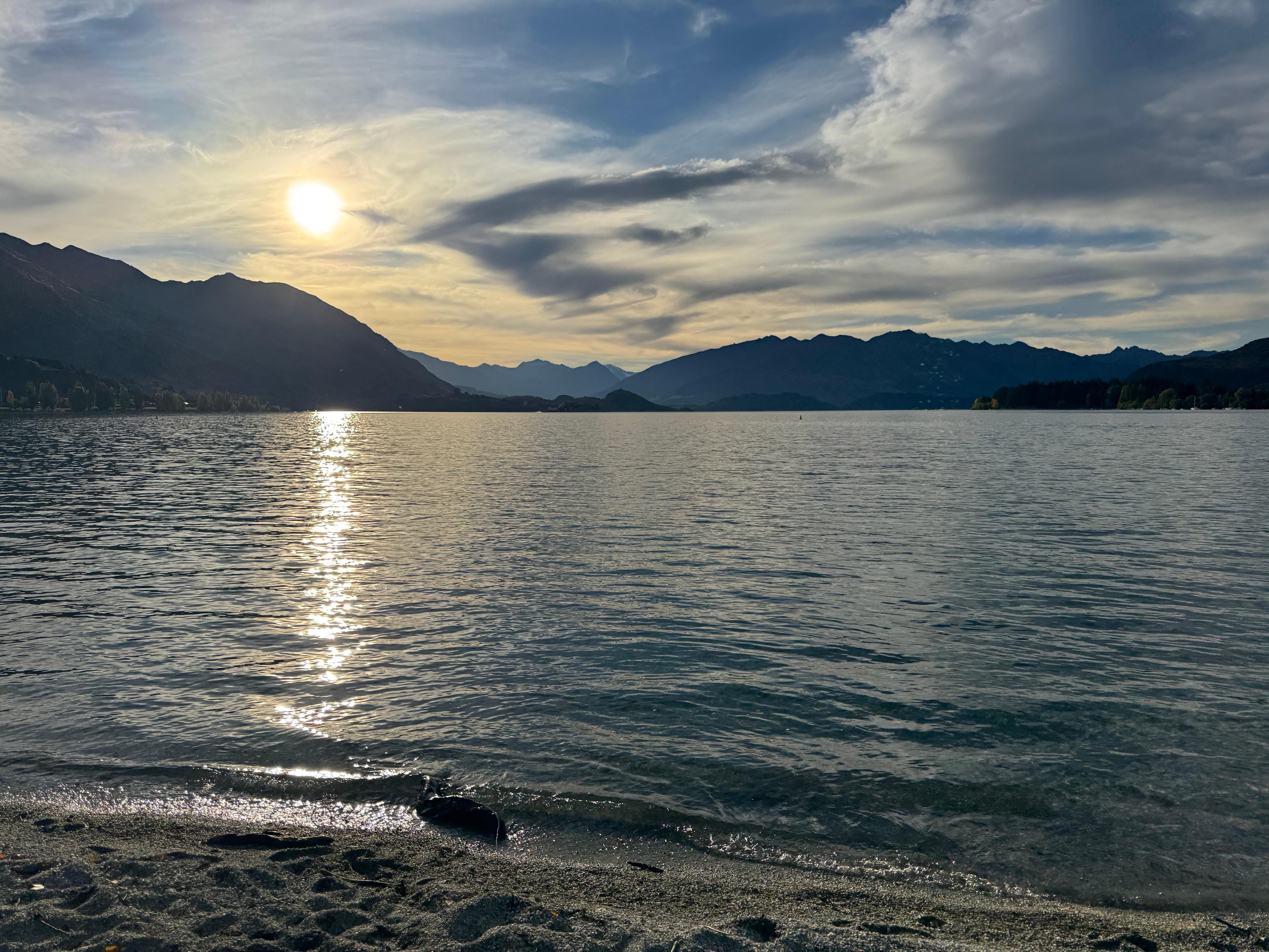 Lake Wanaka walk in town