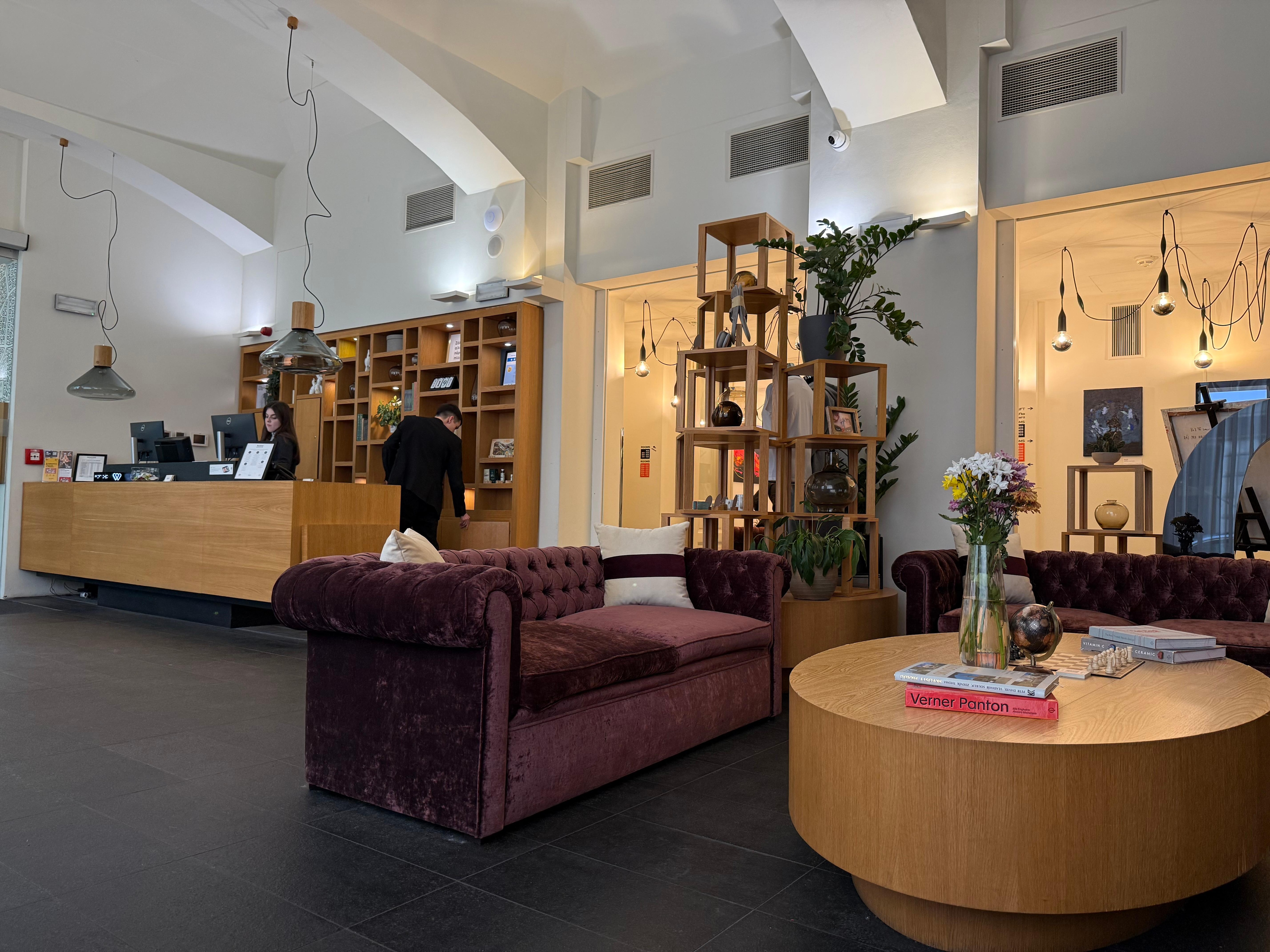 ロビーのシッティングエリア。