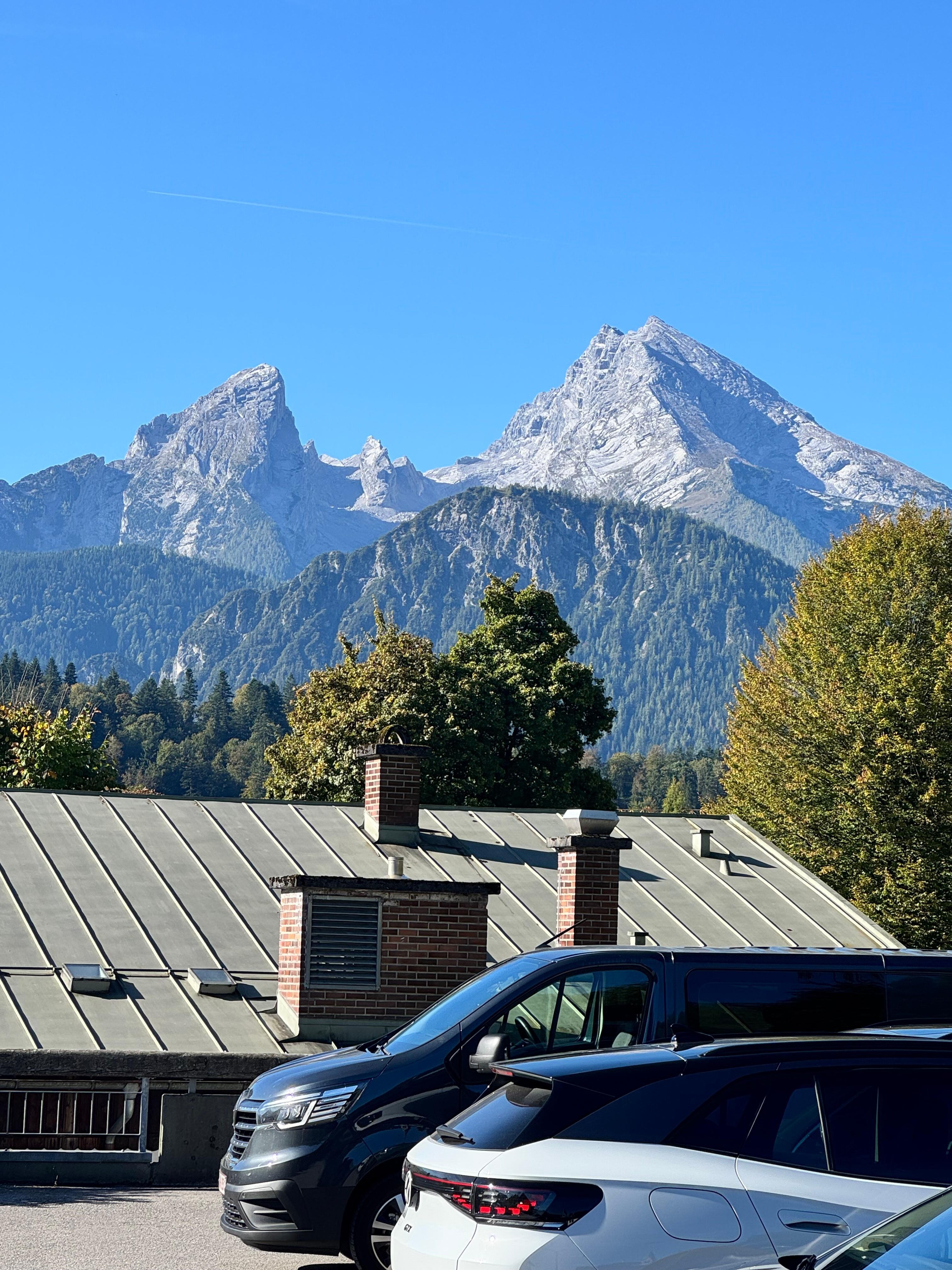 Parkplatz mit dem Watzmamn im Hintergrund.