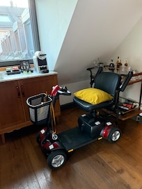 Fantastica experiencia con la reserva de una scooter que encargué con recepción en el hotel a traves de una empresa local. Ningun problema en llegar con ella hasta la habitación. Super!