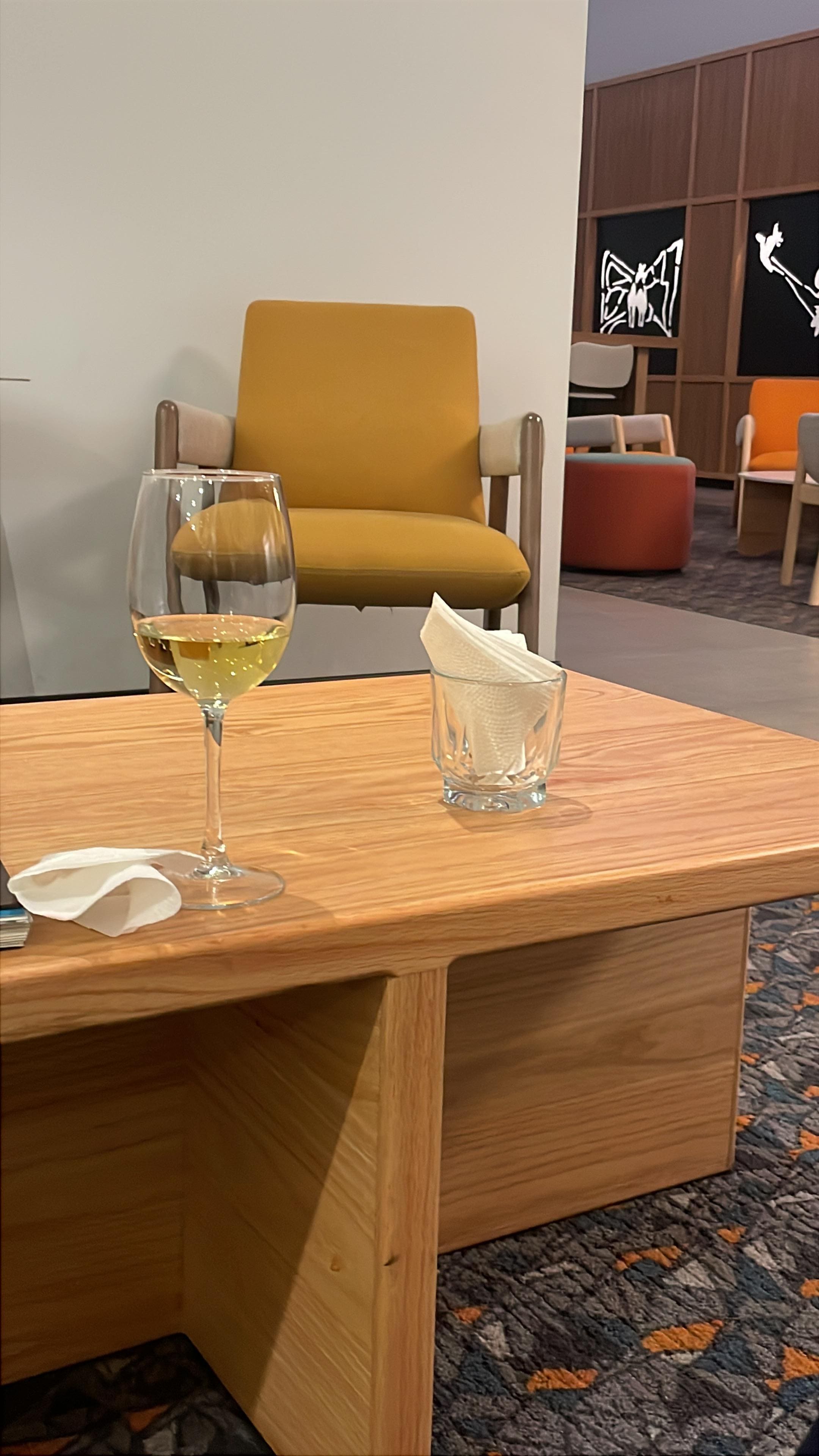 Pude conectarme a wifi y trabajar tranquila en el area de bar