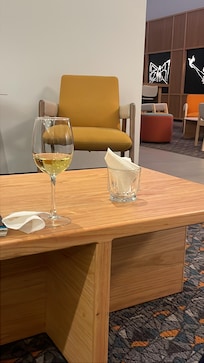 Pude conectarme a wifi y trabajar tranquila en el area de bar