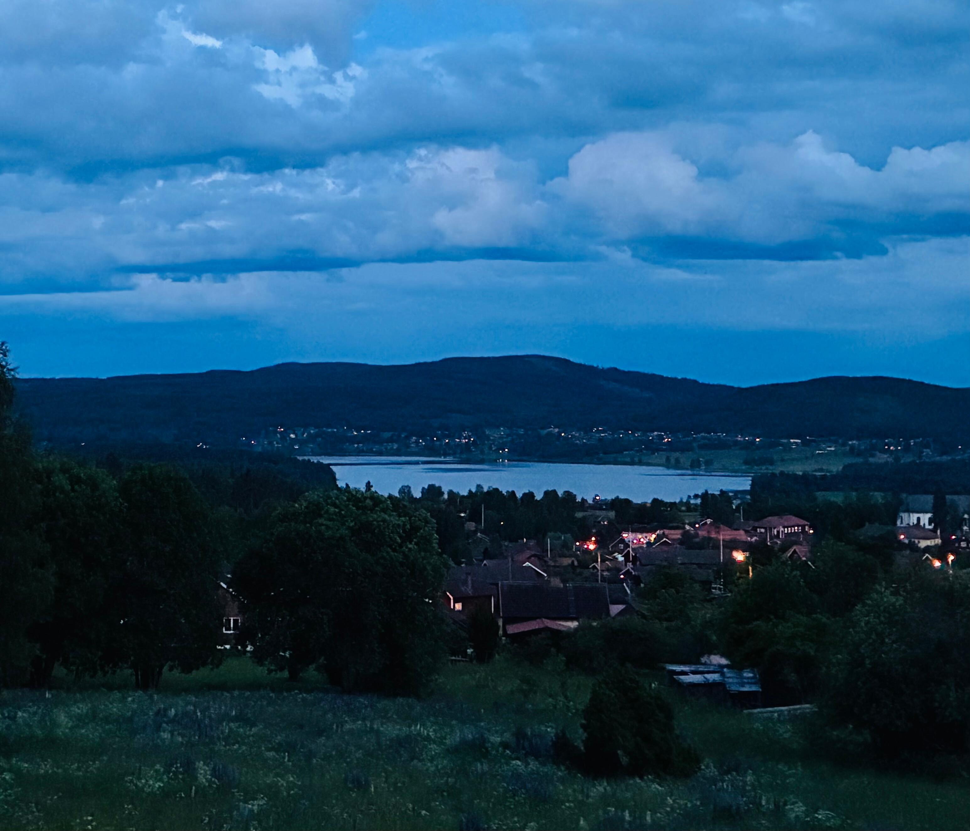 Vy över Siljan.
Mitt i natten 
2025-06-19