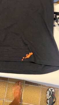 Blusa que foi usada apenas 2x que ganhou de presente da mãe dele.