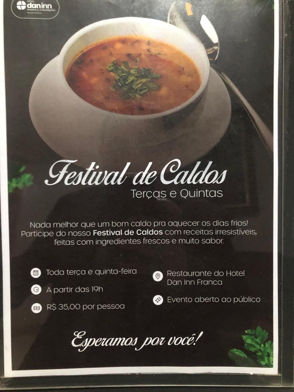 Para o festival de caldos, os cartazes indicam preço "por pessoa", mas o restaurante cobra "por cumbuca" consumida. 