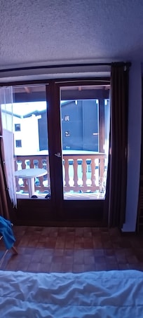 vue sur l'extérieur, on est loin de la vue sur la vallée et les pistes