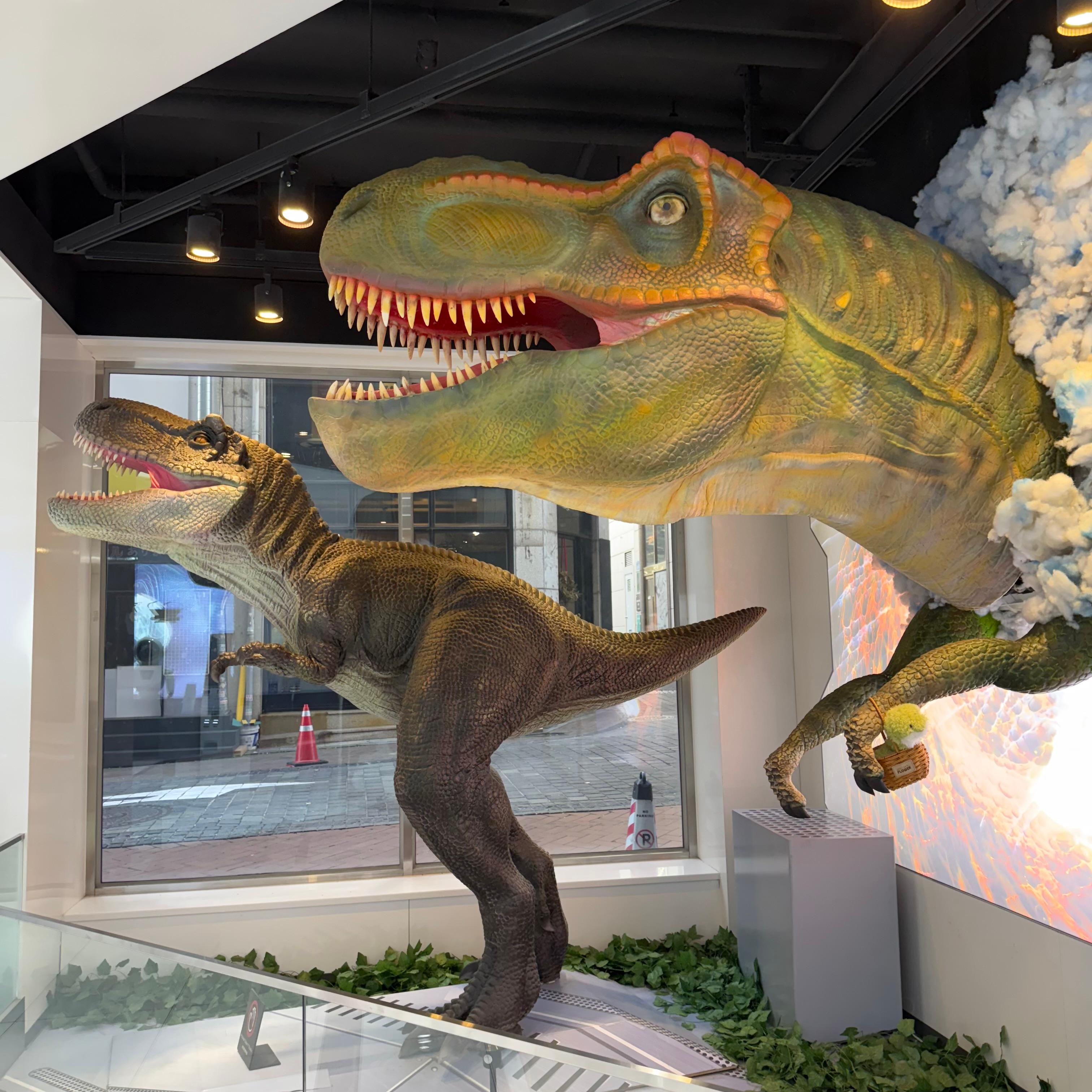 ロビーでは恐竜とロボットが出迎えてくれ、チェックインもチェックアウトも機械で行います。困った時には日本語ができるスタッフが対応してくれるので安心です。