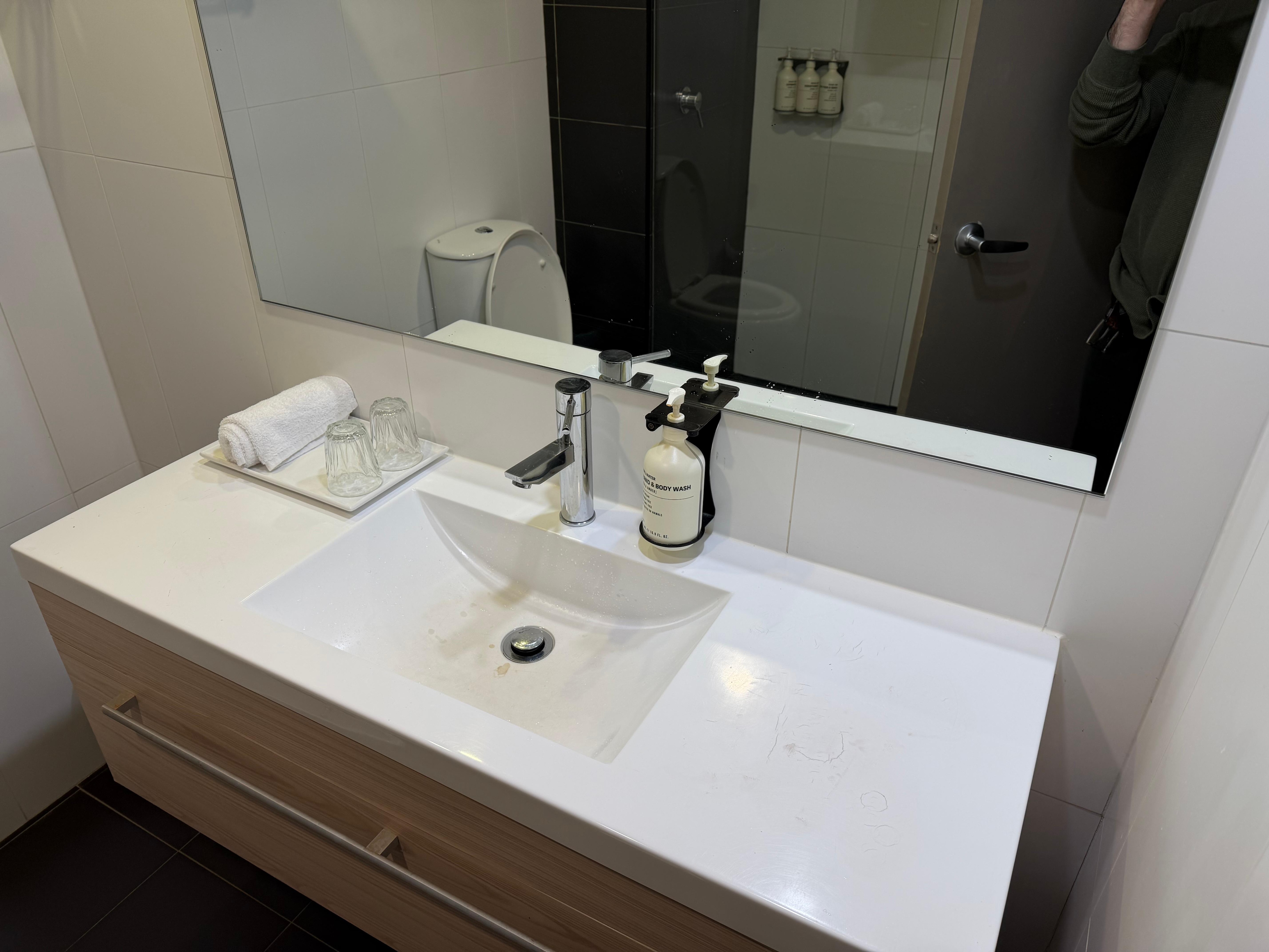 洗面台広さ十分。歯ブラシ無し。