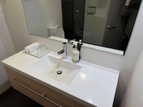 洗面台広さ十分。歯ブラシ無し。