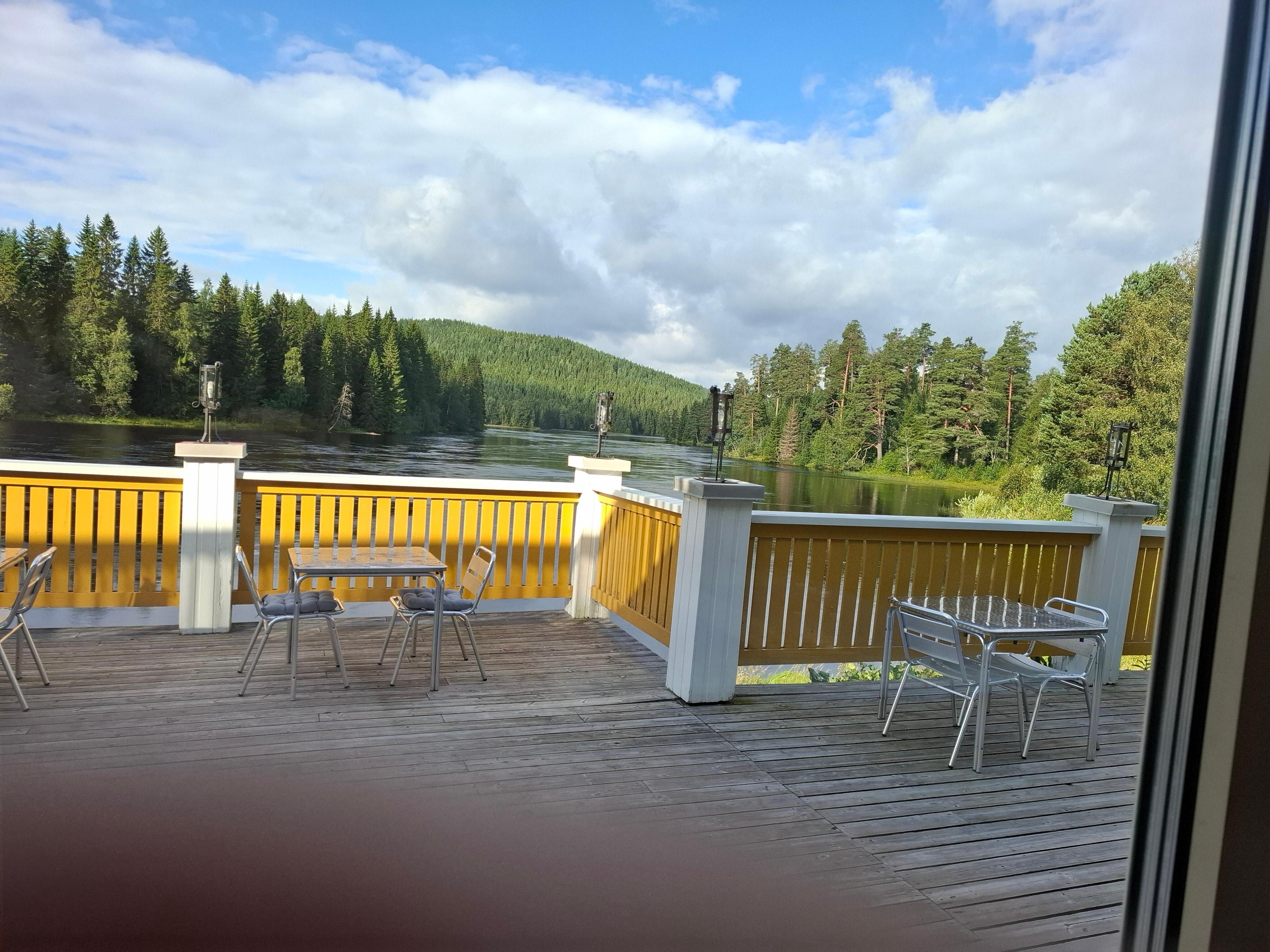 Uteservering framför västerdalälven