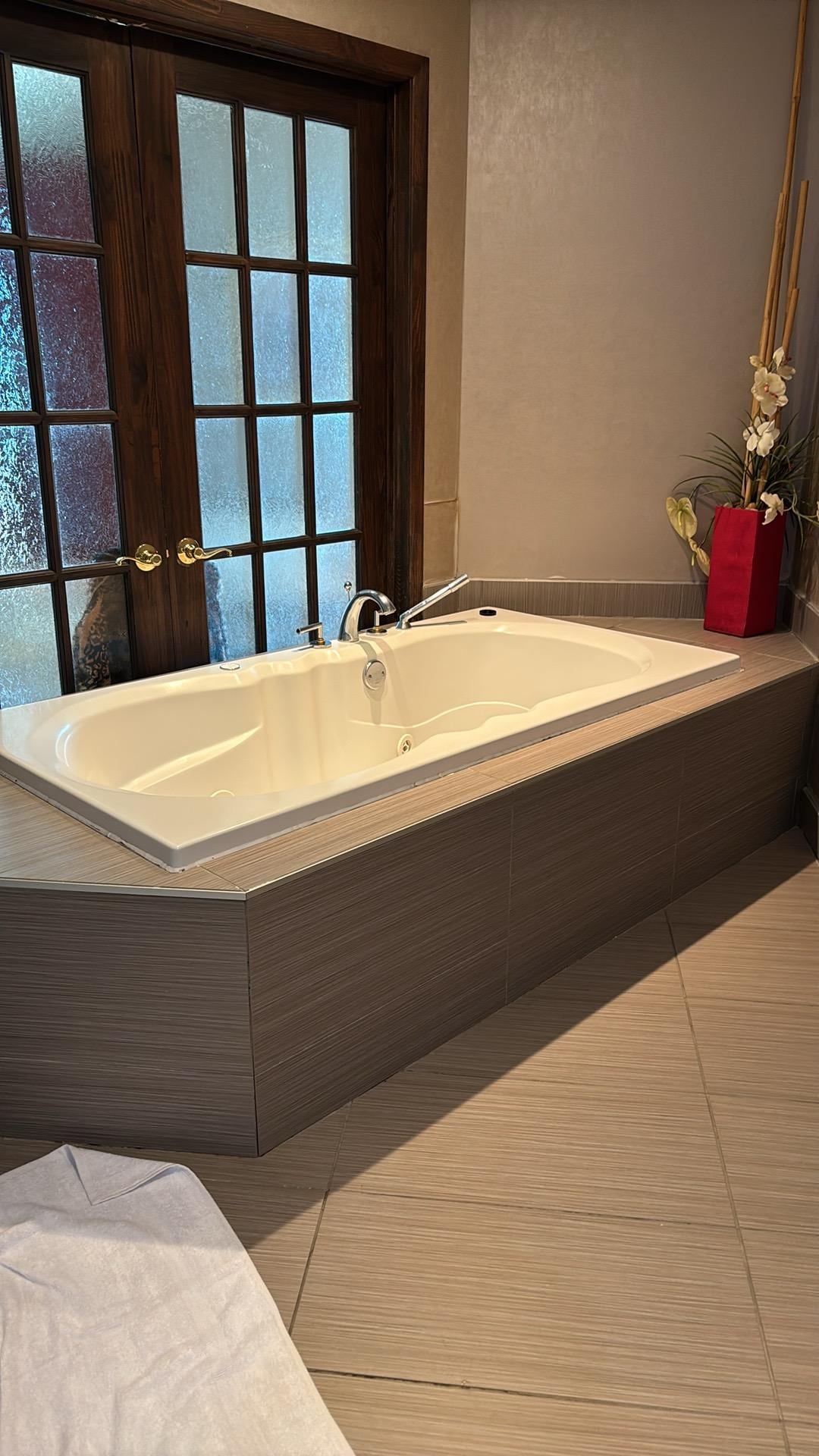 Nice jetted tub in room 