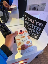 Gaufrettes excellentes offertes avec une petite carte d'accueil.