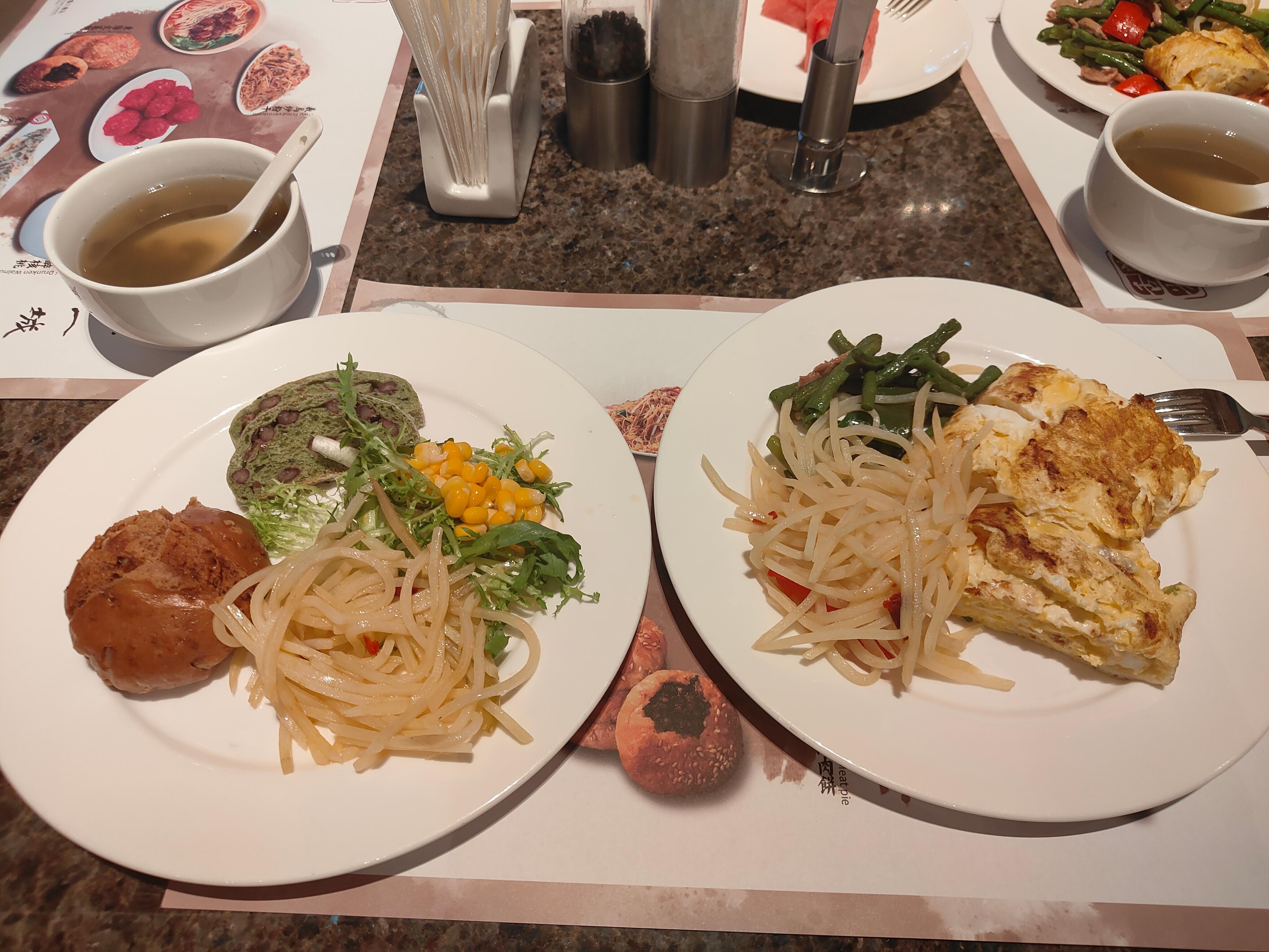 この日はジャガイモの炒め物、卵焼き、緑豆のお粥、蒸しパンを食べました