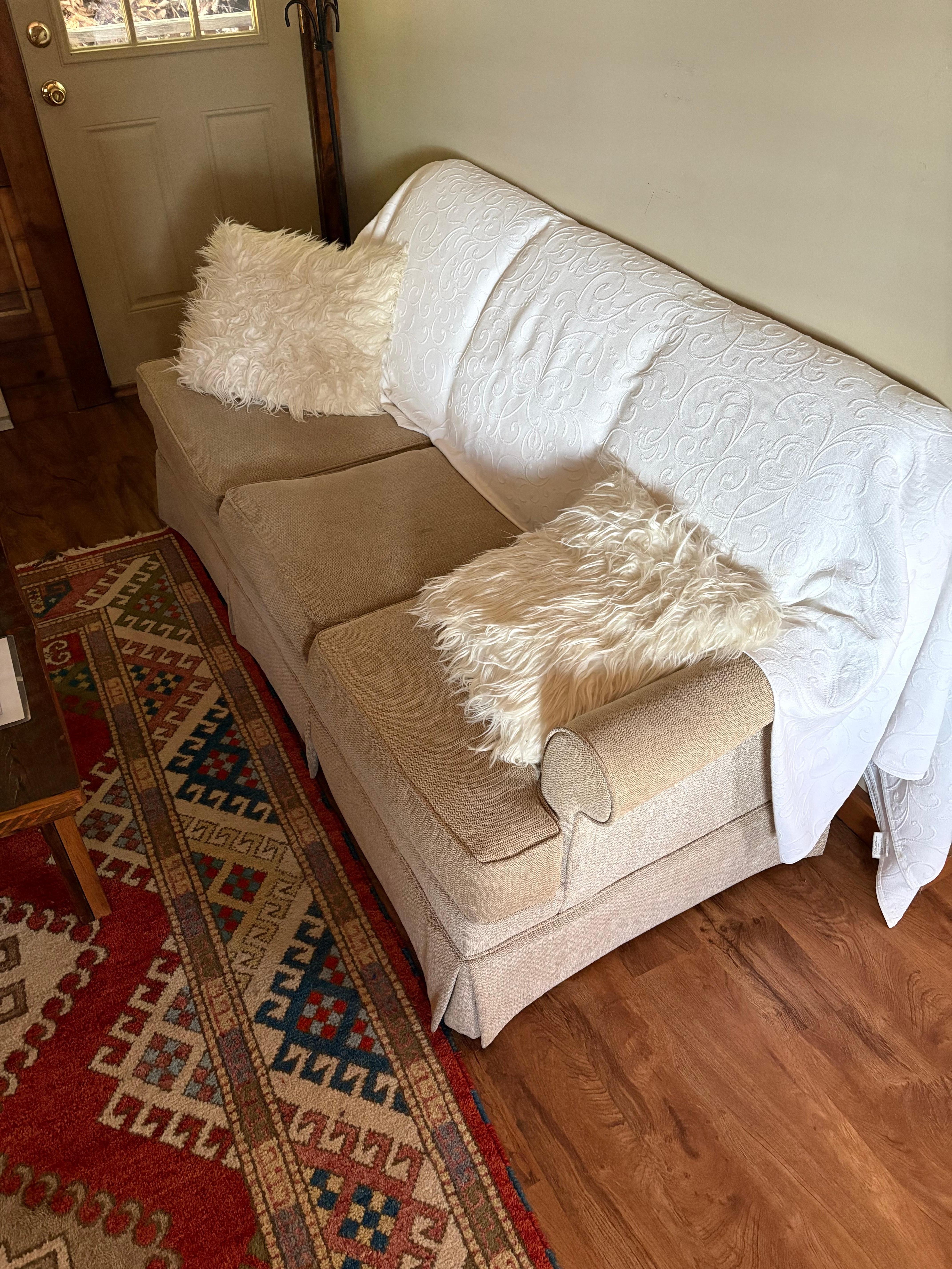 The ad says “plush leather furniture”. All it has is one small couch and a broken rocking chair. 
