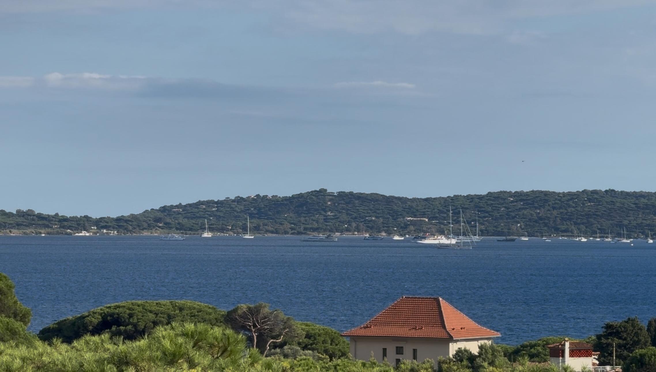 Blick vom Haus auf die Bucht von Sainte Maxime. 