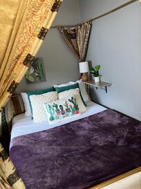 Full-size canopy bed