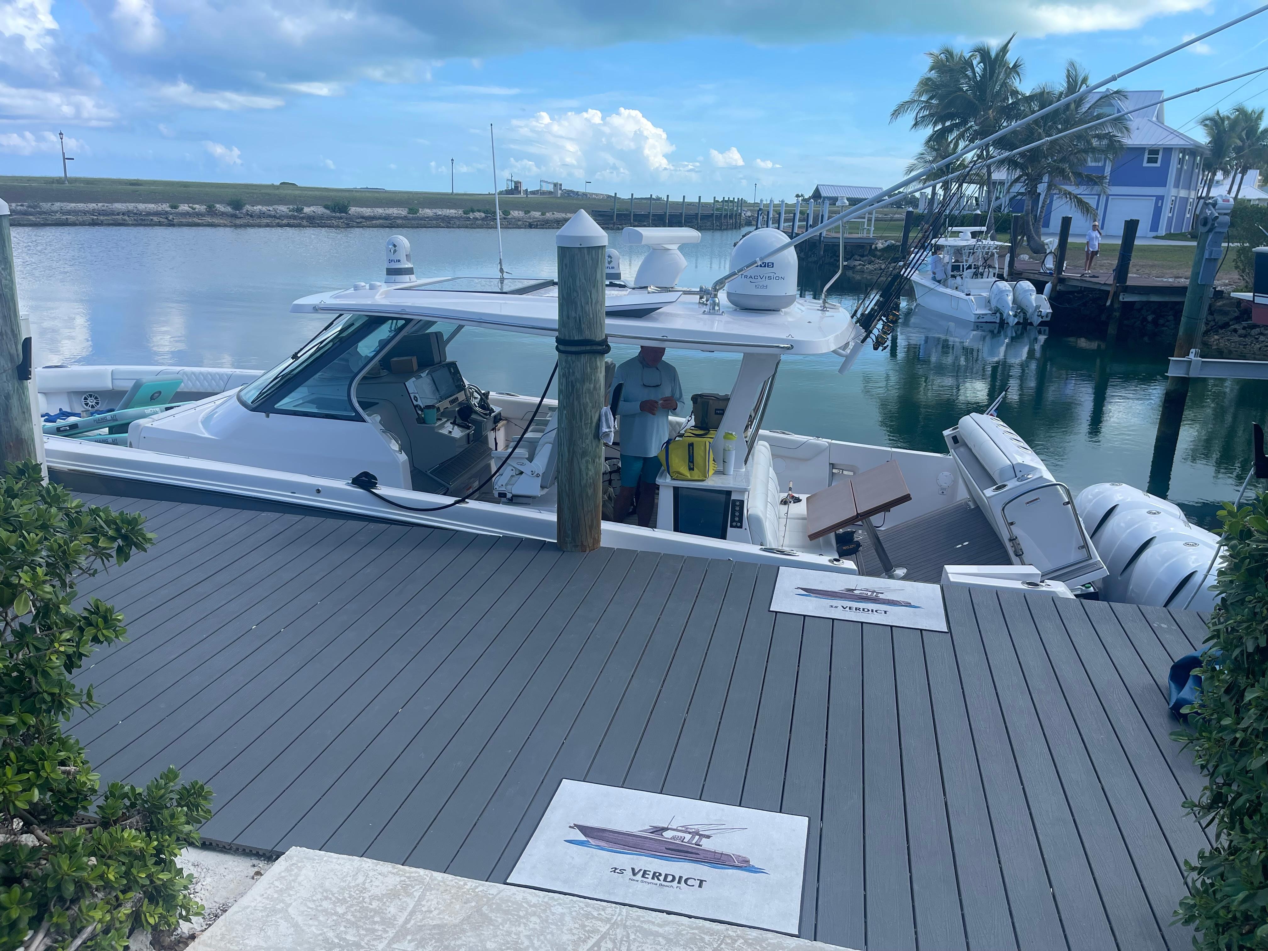 Very functional dock with all the amenities!