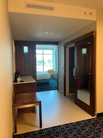 とても広い部屋だった。その他にソファーが置いてある部屋もあった。