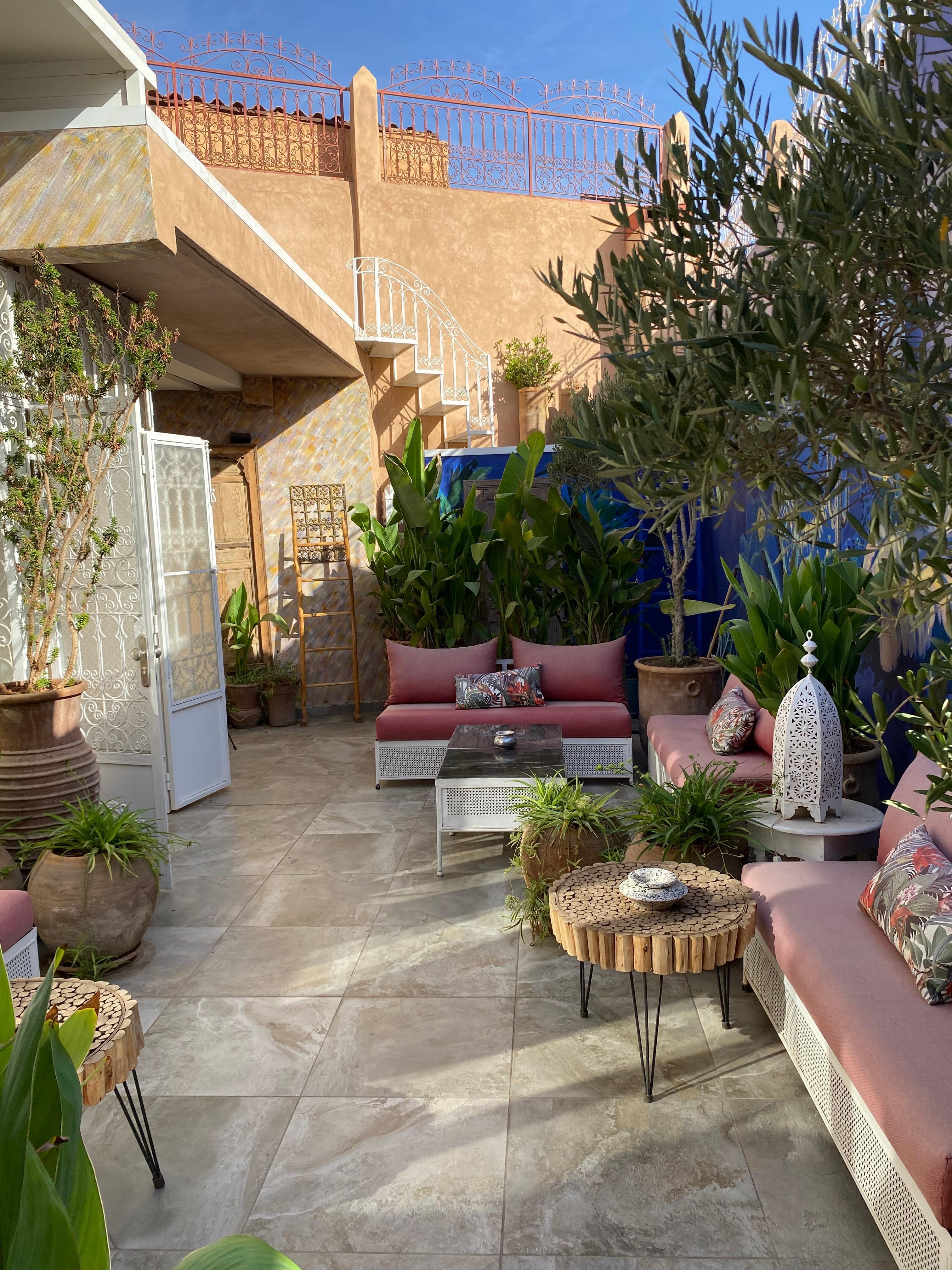 Mange sitteplasser rundt omkring på hotellet