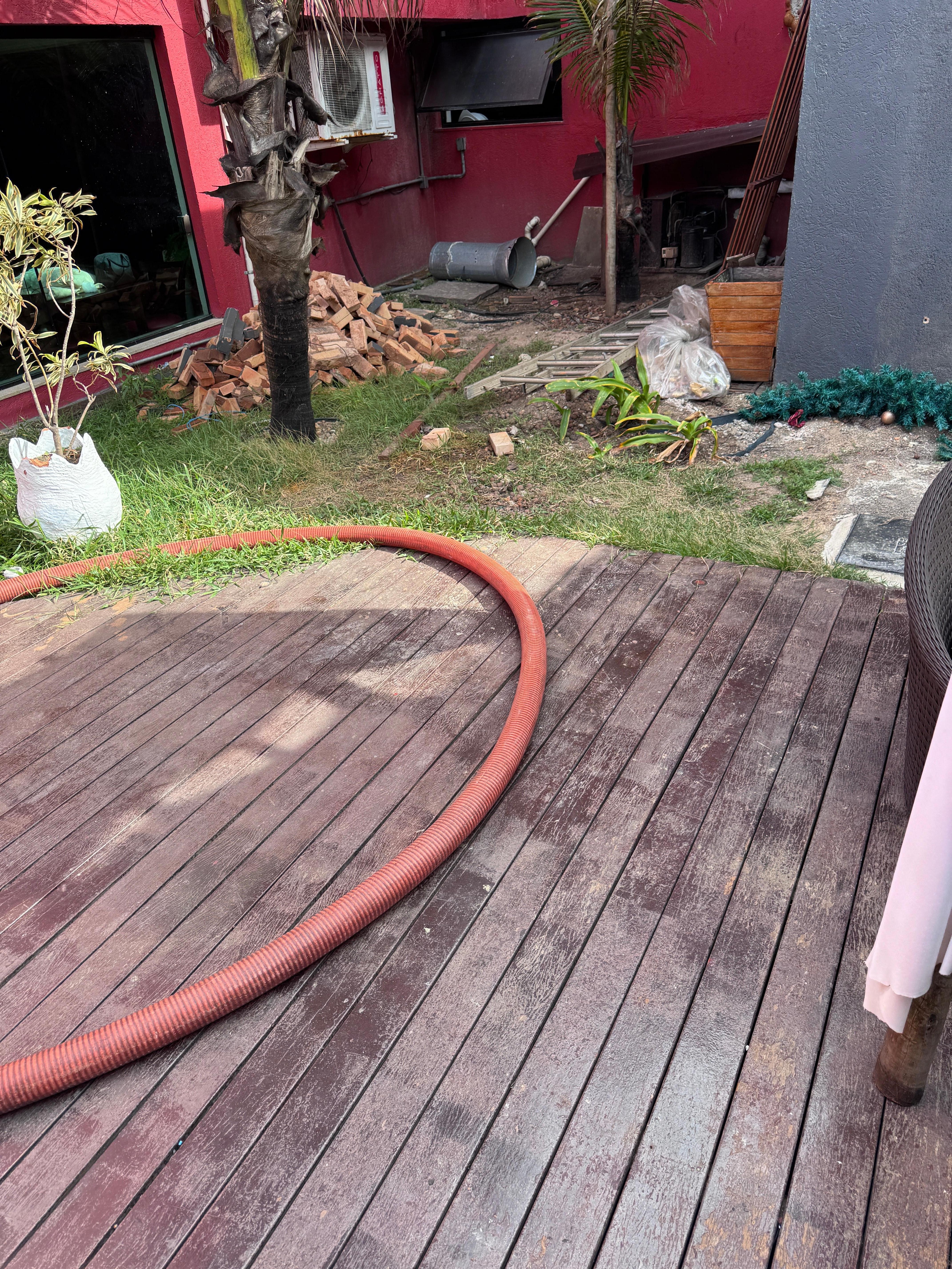 área da piscina muito largada, e suja.