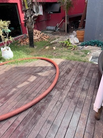 área da piscina muito largada, e suja.