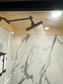 Ducha com muita água