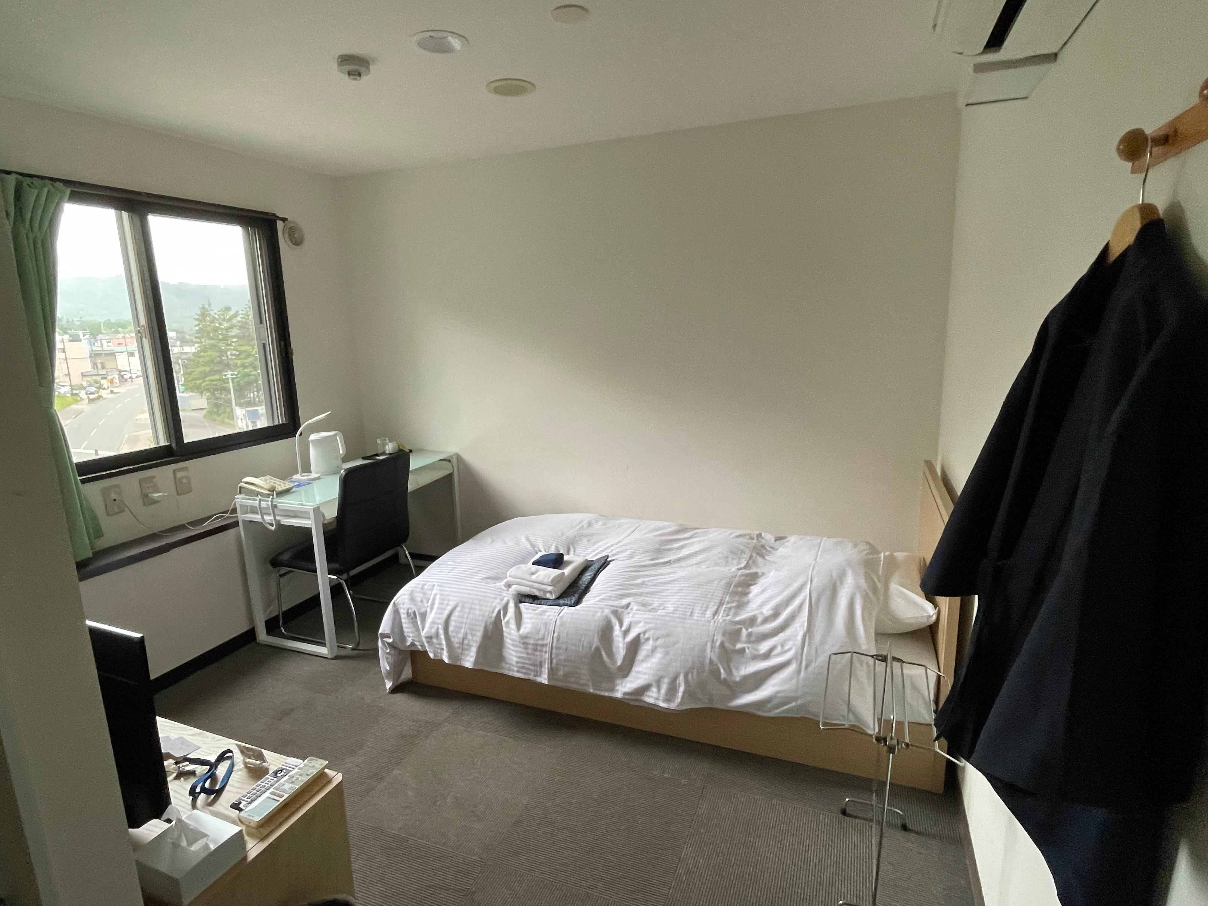 ビジネスホテル並みの快適な部屋です。