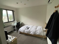ビジネスホテル並みの快適な部屋です。