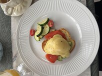 Smoked salmon eggs benedict