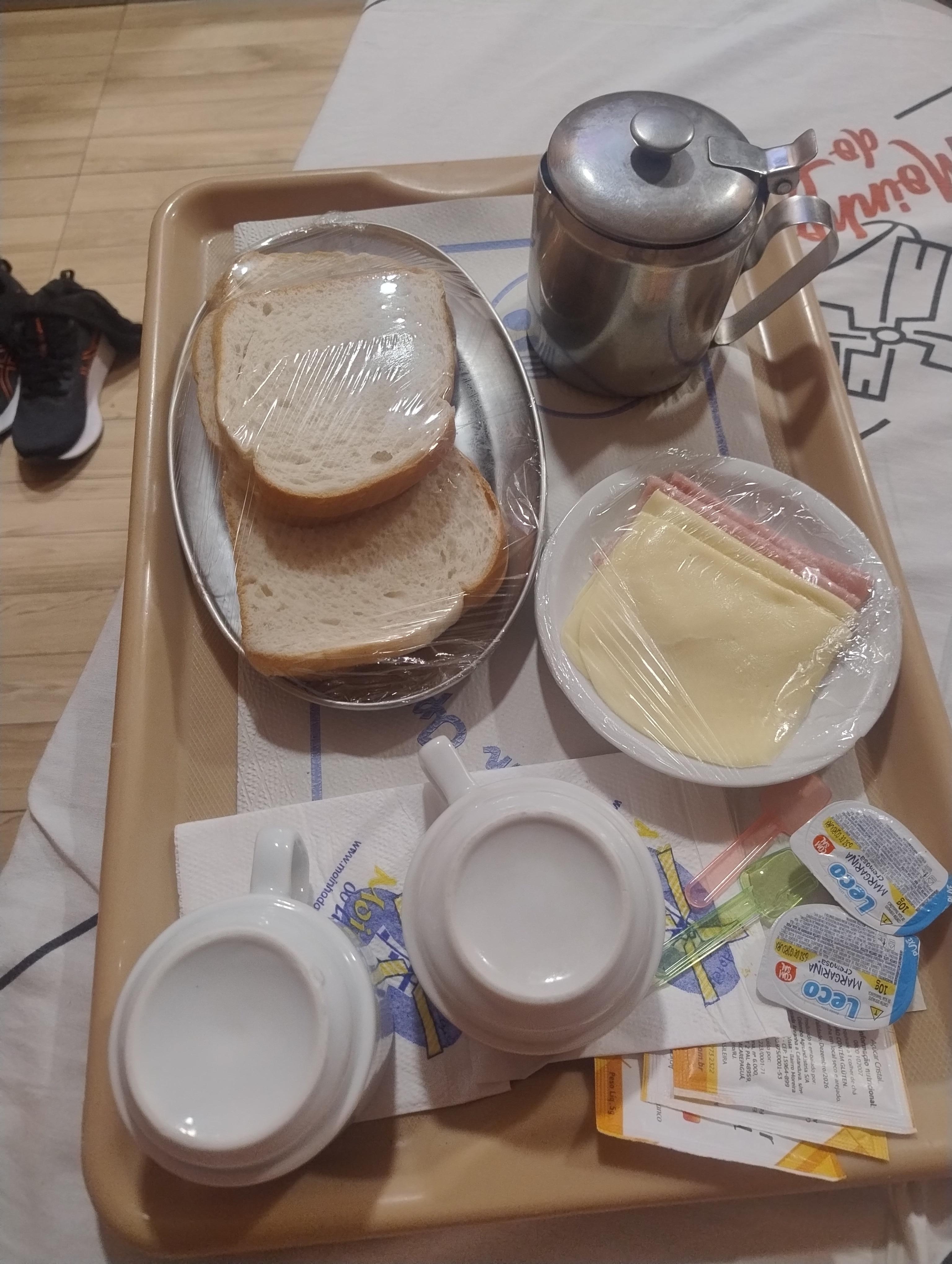 Café da manhã. 
Um dia mandaram 3 pães e no outro 2, mas com biscoito e torrada bastante café e eu pedi sem leite