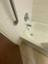 Bath tub that clearly needs a deep clean
