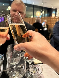 Vi skålar på Nyårsmiddag