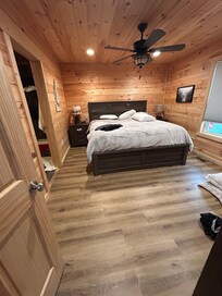 Beautiful main bedroom with super comfortable bed & the in room bathroom was very nice.