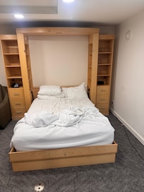 Full size bed that we were told was a king. We reserved and paid for 2 queens.