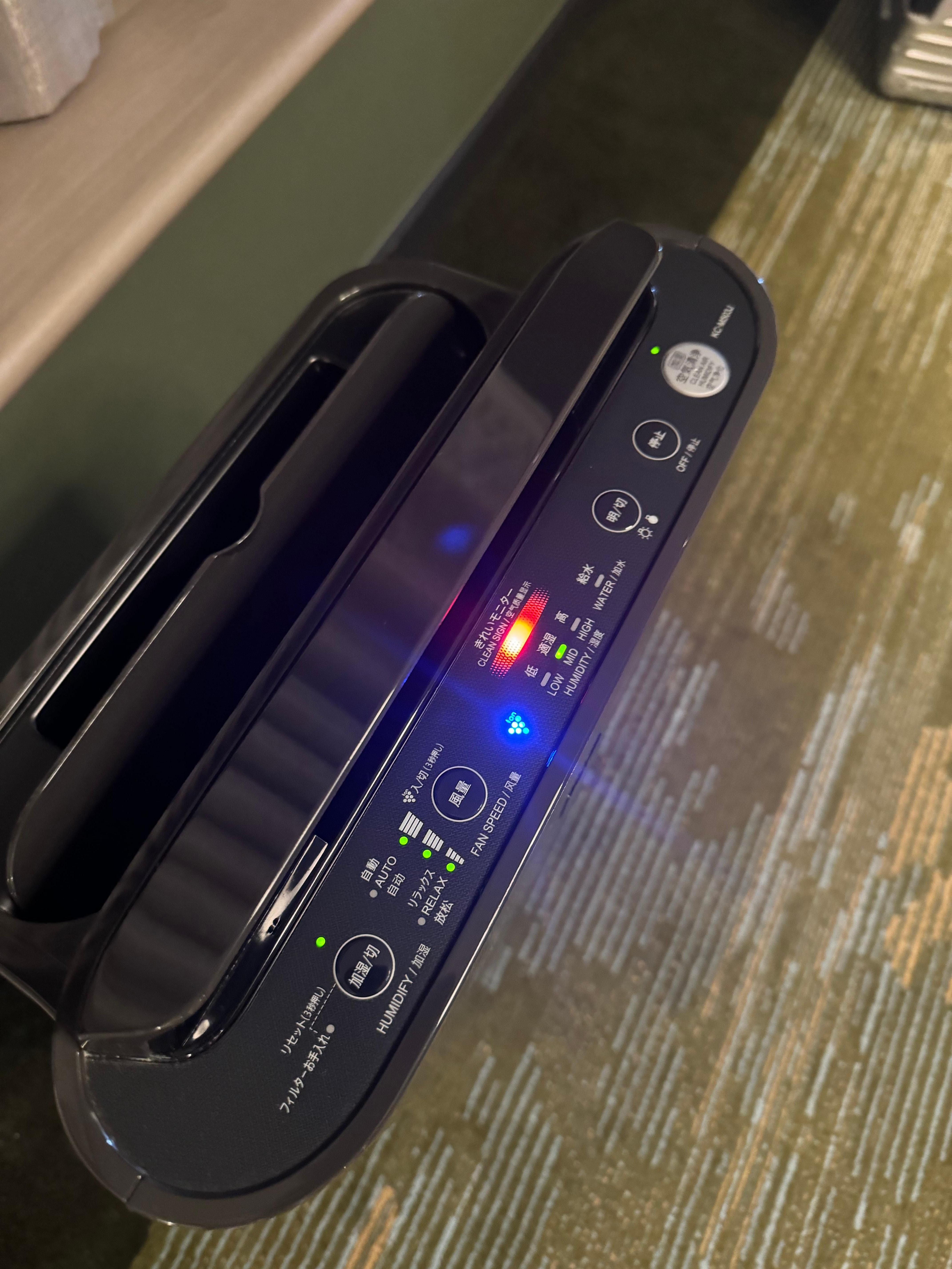 室内の埃がひどく、空気清浄機を8時間稼働しても、未だ赤ランプのままであった。