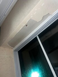 Material de yeso cayendo